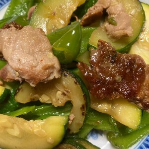 焼肉のたれで簡単おいしい♡ズッキーニと豚肉の炒め物